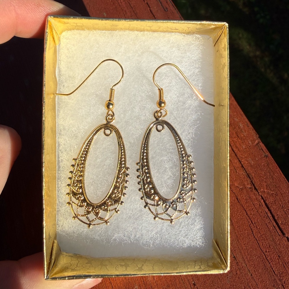 ✨ Elegant Gold Dangle Earrings ✨